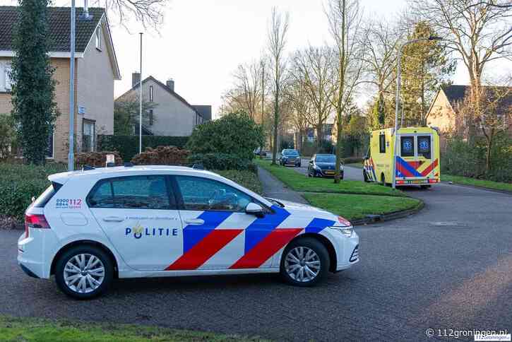 Auto en fietser botsen in Leek, 1 lichtgewonde