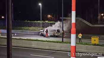 Busje brand volledig uit op de N7 in Groningen (Video)