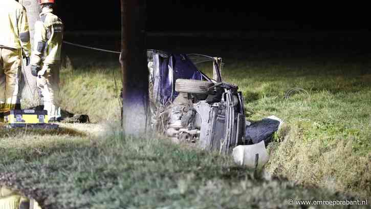 Vrouw (27) overleden na botsing tegen boom