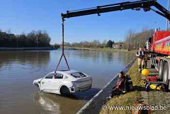 Brandweerduikers oefenen met autowrak in kanaal