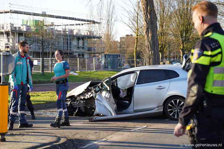 Automobilist met spoed naar ziekenhuis na botsing tegen boom