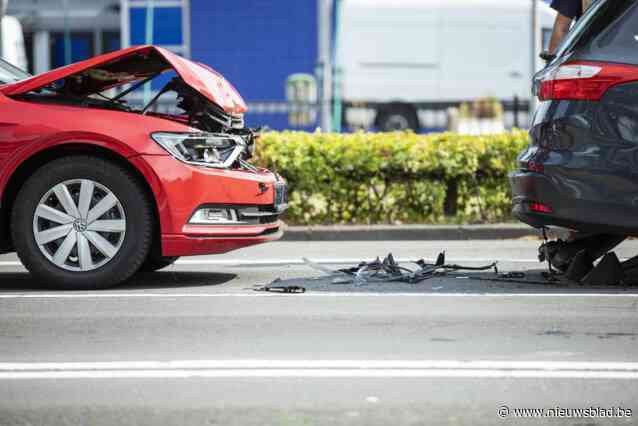 Vrouw botst op wagen die stopt voor voetganger en wordt afgevoerd naar het ziekenhuis