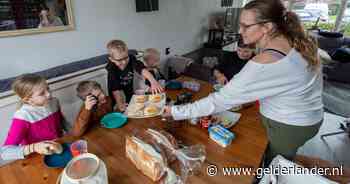 Dit gezin ging met acht kinderen (en een schoonzoon) op vakantie: ‘Op school vraagt iedereen: is het leuk om op tv te komen?’