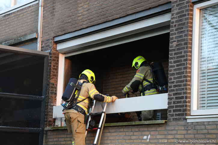 Supermarktmedewerkers blussen brand op balkon in Arnhem