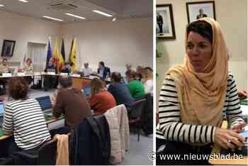 Oppositielid draagt hoofddoek na stemming over religieuze tekens op gemeenteraad: “Stil protest tegen verbod”