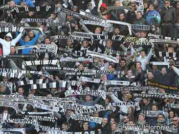 L'assalto al treno dei tifosi con bastoni e manganelli. Cosa è successo a Udine