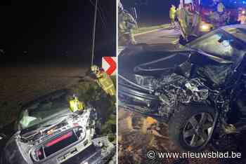Man (36) zwaargewond na frontale botsing tussen Chevrolet en Porsche