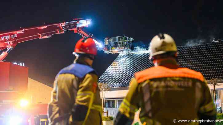 Dak van woning brandt deels af, buren vangen bewoner op