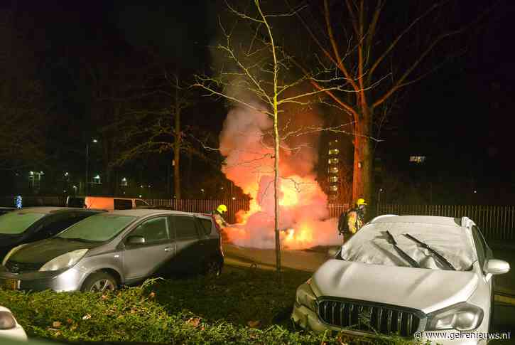 Geparkeerde auto uitgebrand in Arnhem, mogelijk brandstichting