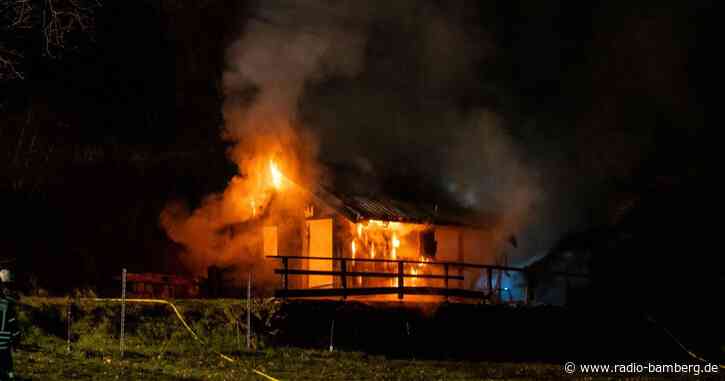 Waldhütte brennt lichterloh