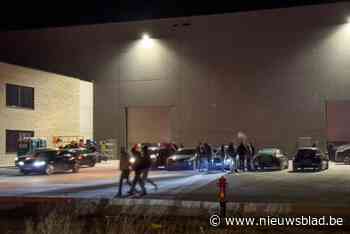 Politie doekt illegaal tuningevent op met 400 deelnemers op industriezone in Kluisbergen