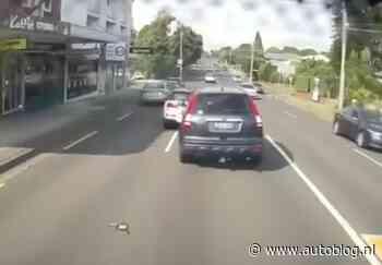 Video: ongeduldige inhaalactie eindigt in tranen