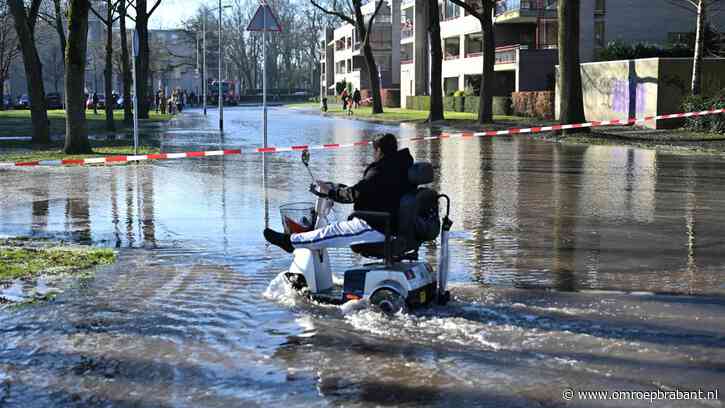 Met de scootmobiel door het water: straten staan blank na waterleidingbreuk