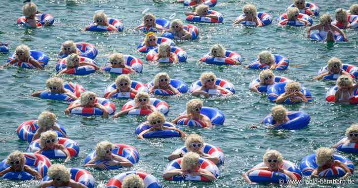 Hunderte gehen als Marilyn Monroe baden