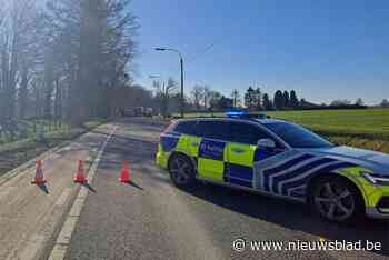 Man (49) overleden na botsing met bestelwagen tegen geparkeerde trailer in Bilzen-Hoeselt
