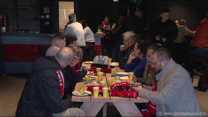 Almere - Supporters City FC ontbijten gezamenlijk om de belangrijke wedstrijd tegen RKC te analyseren