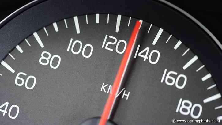 Man rijdt ruim honderd kilometer te hard en kan auto en rijbewijs inleveren