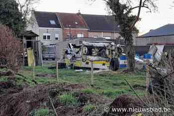 Caravan in tuin brandt volledig uit