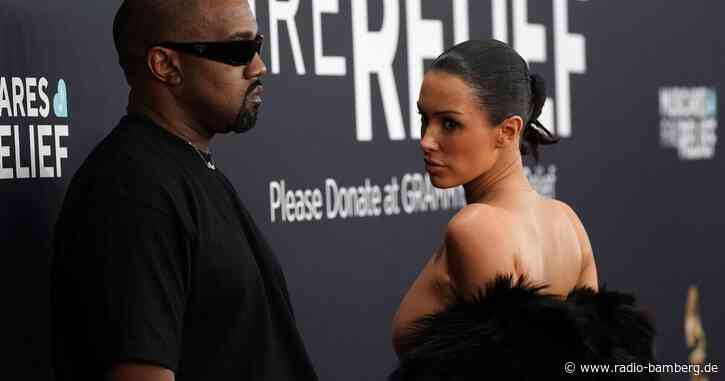 Partnerin von Kanye West beinahe nackt bei Grammy-Verleihung