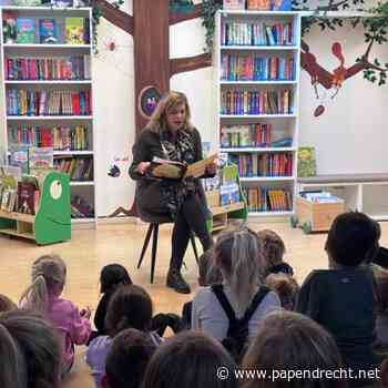 Burgemeester en wethouder lezen voor op OBS de Knotwilg