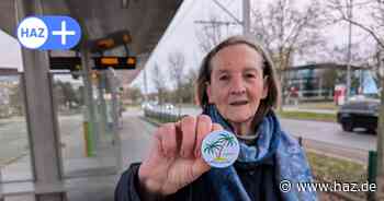 Ins Gespräch kommen: Marion Blandow verteilt in Hannover „Plauderpalmen“