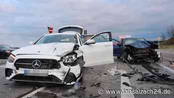 Schwerer Crash beim Abbiegen: Hund und Herrchen bei Unfall an A94-Auffahrt verletzt