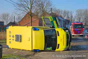 Ambulance slipt en landt op zijkant op weg naar interventie: geen gewonden