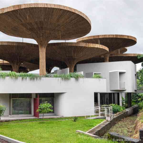 The Purple Ink Studio covers Tapmi Centre in India with bamboo parasol canopy