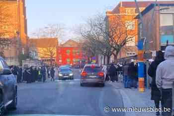 Protest aan school voor mogelijk misbruik van 5-jarig meisje door leerkracht, directie blijft voorzichtig: “Resultaat van onderzoek afwachten”