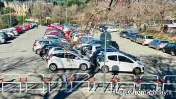 No al parcheggio dei bus turistici davanti alla scuola: "Tuteliamo i bambini"