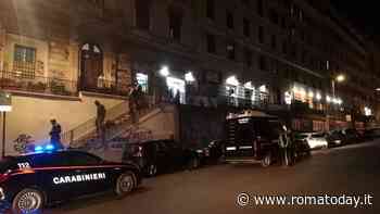 C'è un uomo armato di coltello che gira nella zona della stazione Termini