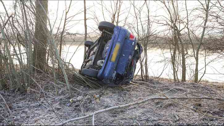 Tollebeek - Engel op de schouder: automobiliste glijdt na ongeluk net niet de Urkervaart in