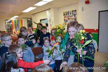 Leerlingen De Toekomst zwaaien busbegeleidster Dorine (63) uit