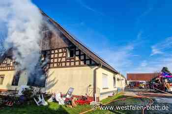 Feuerwehr stundenlang im Einsatz: Fachwerkhaus in Bünde brennt