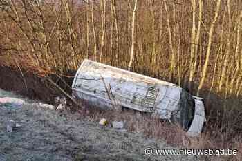 Bestelwagen gaat uit de bocht op R4 en belandt in de gracht: “Bestuurder lichtgewond”