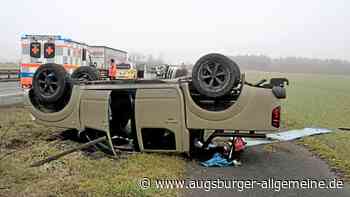 Unfall auf B30: Zwei Autos landen im Graben 