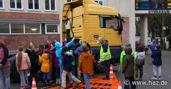 Verkehrswacht Hannover: Helene-Lange-Schule übt den toten Winkel