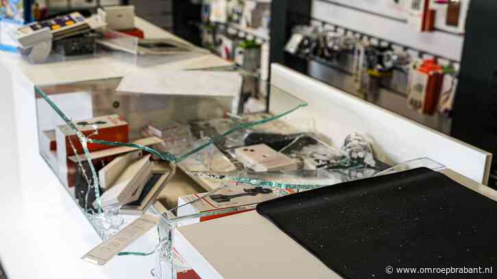 Ravage na brute inbraak, dieven houden flink huis in telefoonwinkel