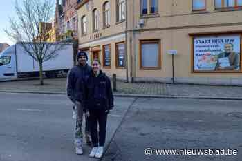 Shanna (23) en Nicky (23) hebben grote plannen met opvallend pand in dorpscentrum: “Stap voor stap bouwen aan onze droom”