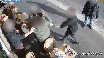 "Togliti la kippah". Aggredisce minore, poi impugna bottiglia contro un negoziante