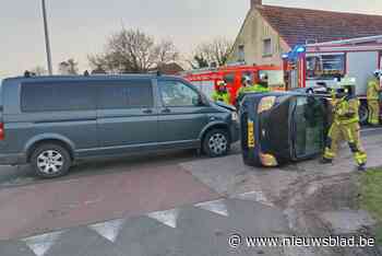 Bestuurder moet bevrijd worden uit aangereden wagen nadat die had willen remmen voor overstekende fietsers