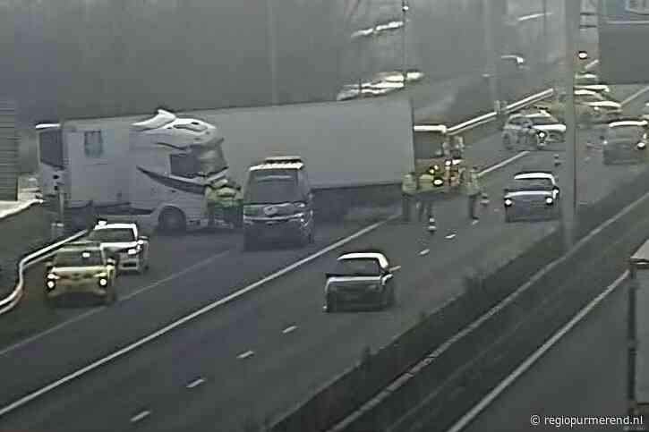 Vrachtwagen door vangrail na klapband op A7 bij Wijdewormer: Verkeer omgeleid
