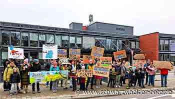 Streit um Schüler-Bustickets: Eltern protestieren vor dem Landratsamt Calw