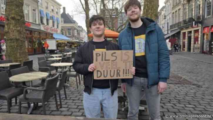 Senne en Tyn vinden bier te duur en maken er een carnavalslied over