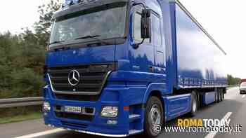 I mezzi pesanti possono tornare a circolare su via Ostiense: revocato il divieto