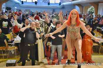 Jecken jubeln auf Tischen und Stühlen bei Herrensitzung