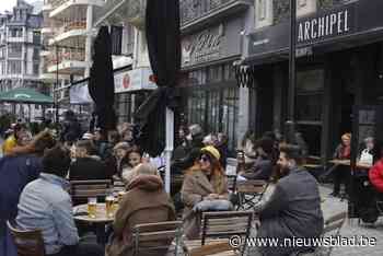 Brusselse regering verlengt tijdelijke coronaterrassen op stoepen en parkeerplaatsen