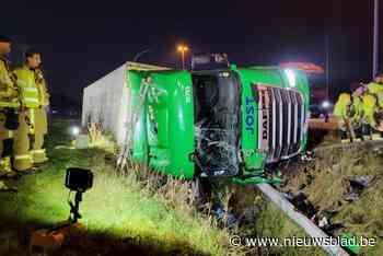 Vrachtwagen vol rijst kantelt naast snelweg