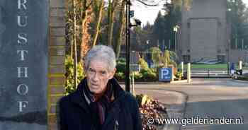 Door autoverbod komt Ruud (68) niet meer bij de graven van zijn ouders: ‘En dat is een groot verdriet’