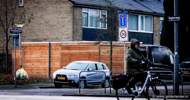 Buurt verbaasd door bouw illegaal ‘fort’: ‘Mag je voortuin zo dichtgetimmerd worden?’